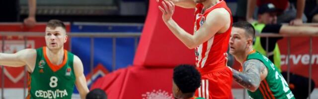 (UŽIVO) PRAVA BORBA! Zvezda u blagoj prednosti, Mitrović završio na parketu posle brutalnog udarca!