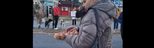 Žena gađala jajima učesnike protesta u Novom Sadu (VIDEO)