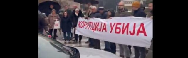 "Krvave su vam ruke": SSP i SRCE priredili doček Vučeviću i Dačiću (VIDEO)
