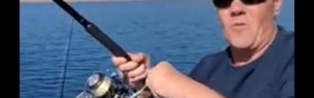 Radoslav zakačio ribu za pamćenje, neman iz Bilećkog jezera završila u čamcu! (VIDEO)