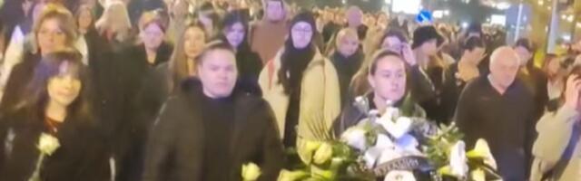 Hiljade Novosađana u komemorativnoj šetnji zbog 16. žrtve u padu nadstrešnice (FOTO/VIDEO)