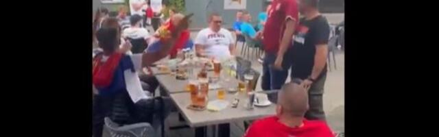 Navijači Srbije vređali Vučića u Rigi (VIDEO)