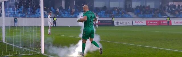 Au, gađaju sa tribina: Baklja pala ispred gola, Milošević morao da reaguje