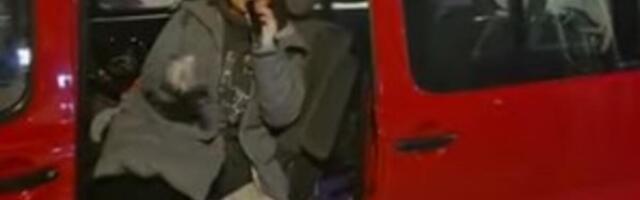 KAD NE MOŽE BINA, MOŽE PREVOZ! Čačani bacaju grudve u glavu, Bekuta ne odustaje – sela u KOMBI pa zapevala još jače