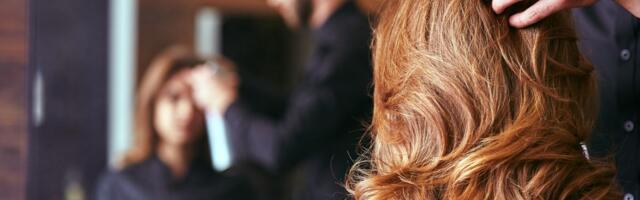 HOROR SNIMAK! Devojka nezadovoljna frizurom vratila se u salon i napada frizera nožem!