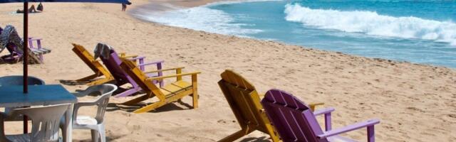 Skandal u Grčkoj: Turisti masovno vade "polne organe" iz mora - "Plaža silikona" zapalila mreže (VIDEO)