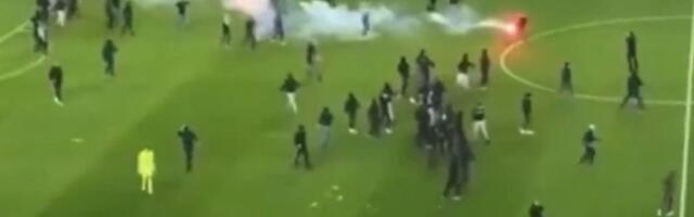 "Torcida" upala na teren, igrači Hajduka i Dinama bežali (VIDEO)
