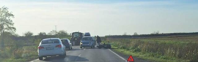 FOTO: Sudar traktora, automobila i dva motocikla na putu Zrenjanin – Lazarevo