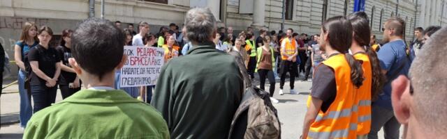 Održan protest ispred Akademije strukovnih studija Šumadija: Odata pošta žrtvama tragedija u Novom Sadu, Topoli, Ribnikaru, Malom Orašju i Duboni (FOTO)