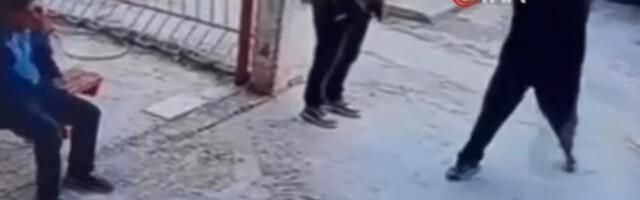 (UZNEMIRUJUĆE) UČENIK (12) PUCAO U DIREKTORA ŠKOLE PRED KAMERAMA! Užas u Turskoj, muškarac u kritičnom stanju (VIDEO)