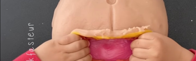 Igramo se carskog reza: Mama pokazala sinu kako izgleda porođaj koristeći TESTO ZA IGRU (VIDEO)