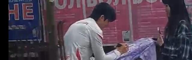 Fudbaler Crvene zvezde imao pune ruke posla nakon treninga - Seol potpisao dres mladoj obožavateljki iz Južne Koreje (VIDEO)