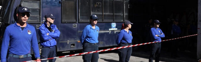 Полиција у Грчкој  ранила мушкарца након што је потегао оружје на службенике