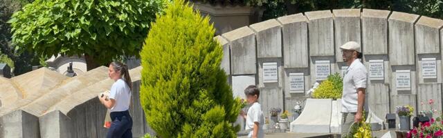 Adil sa Anom i sinom došao na Džejev grob: Dugo nije dolazio na grob, sad iznenadio sve, u ruci veliko cveće
