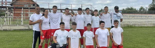 ZA TEBE MITRE! Dirljiva poruka na majicama dečaka iz FK Slatina - ne zaboravljaju druga koji je poginuo u prevrtanju traktora