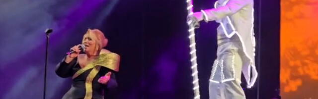 NEOBIČNA MASKOTA I MLAZEVI VATRE NA SCENI! Ćana napravila haos na koncertu, pa izvela ovu mladu koleginicu: Njen dekolte u prvom planu (VIDEO)