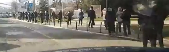 REDOVI Građani u koloni čekaju na vakcinaciju