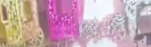 Muškarac zapalio novogodišnju dekoraciju u Novom Sadu (VIDEO)