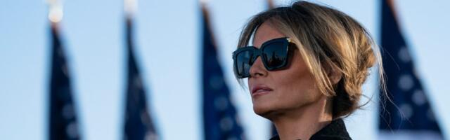 Praznična fotografija Melanije i Donalda Trampa izazvala buru na mrežama: Čestitka je "ledena"