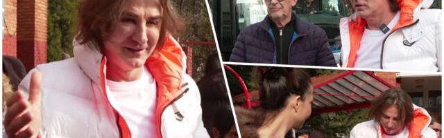 AUTOBUS PUN DEČIJIH OSMEHA KRENUO PUT KOPAONIKA! Željko Mitrović ispratio drugu grupu DECE bez roditeljskog staranja na zimovanje i podelio im DUPLE DŽEPARCE!