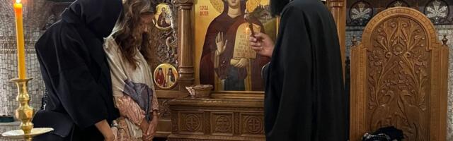 GLUMICA NEPREPOZNATLJIVA U CRKVI: Pokrila se maramom, lice skrivala kosom - A EVO KO JE NJENA ZAGONETNA SESTRA IZ AMERIKE! (FOTO)