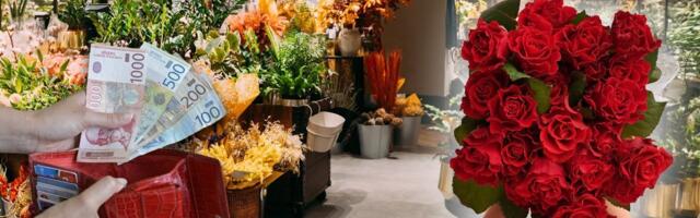 Cene cveća za 8. mart otišle u nebesa: Ovaj buket košta 200.000 dinara, evo koliko treba da izdvojite za 1 ružu