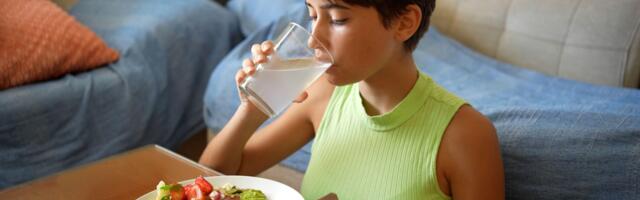 Gastroenterološkinja razbija mit: Da li treba da pijete vodu tokom obroka i kako to utiče na varenje