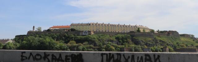 FOTO: Kej išaran grafitima protiv studenata i rektora Đokića