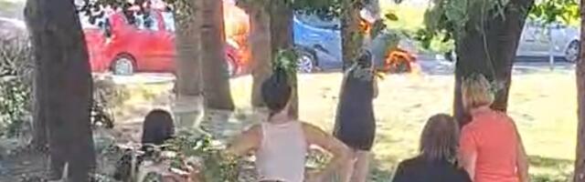 Strahota! Deca beže - Zapalio se automobil kod Osnovne škole na Medaku (VIDEO)
