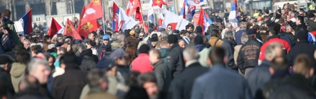 Beže glavom bez obzira: SNS sprečava ljude da se IŠČLANE!