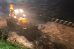 Киша направила проблем на путевима у БиХ, поплављено неколико кућа у Гацком