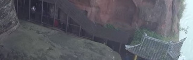 Poplave u Kini pokvasile stopala džinovske statue Bude