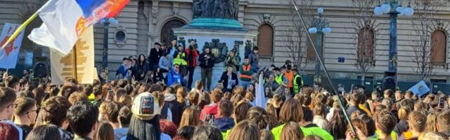 Studenti na Terazijama: Doček uz crveni tepih za srednjoškolce koji su pešačili do Niša (FOTO, VIDEO)