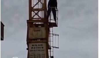 Aranđelovac: Muškarac se popeo na kran, na terenu pregovarači MUP-a