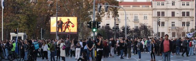 Skandal bez presedana! Decu iz vrtića izveli da pruže podršku blokaderima (VIDEO)