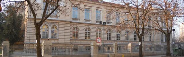 Haos u Prvoj niškoj gimnaziji: Direktorka odbila primopredaju i pozvala policiju, zaposleni joj pevaju "A sad adio" (VIDEO)