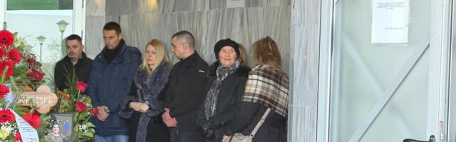 SAHRANJENA BETI ĐORĐEVIĆ: Samo se JEDAN PEVAČ pojavio - Tuga i jecaji na Orlovači, unuk i trudna unuka nemi od bola (FOTO/VIDEO)
