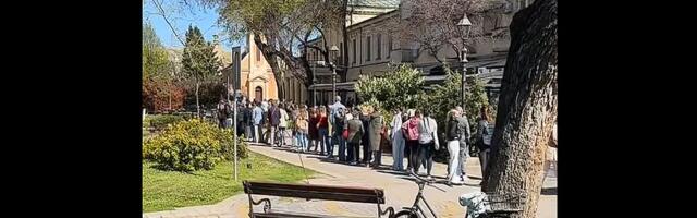 VIDEO: Ljudi u Somboru čekaju u redu - da kupe karte za predstavu
