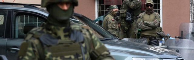 Двојица америчких војника Кфора крштена у манастиру Драганац