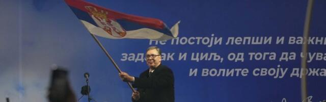 Mediji: Zastava na mitingu duga pola kilometra, utrošeno 10 kilometara konca, skoro pola tone boje