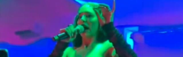 HAOS! EDITU ARADINOVIĆ GAĐALI NA NASTUPU: Pevačica se momentalno obratila: TI MALI MAJMUNE! (FOTO)