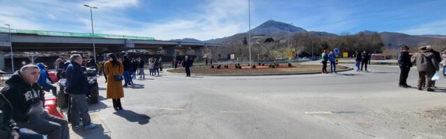 Поново блокада у Паковраћу