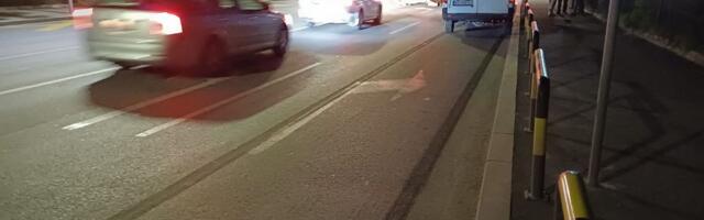 Jeziva nesreća na Mostarskoj petlji! Automobil smrskan okrenut na krov: Iz olupine izvlače ljude