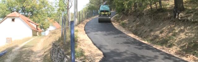 Asfaltiranje seoskih puteva u više mesnih zajednica (VIDEO)
