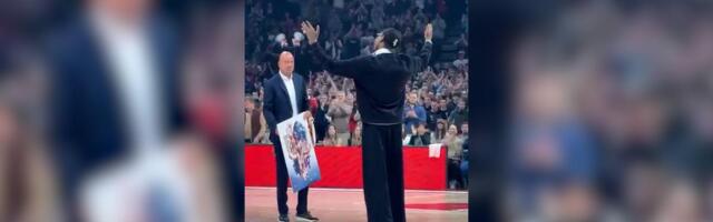 Miler podigao tri prsta i poljubio grb Crvene zvezde: Američkom košarkašu poklonjen crveno-beli dres, a on se zahvalio na specifičan način