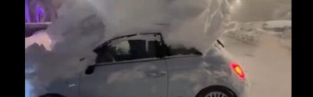 Куће и возила нестали под снегом, људи копају тунеле до својих домова (видео)