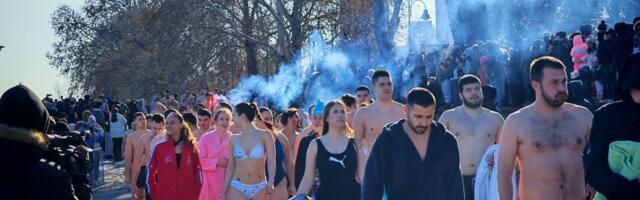 Baklje, tetovaže, šajkače, hrabro srce savladava minus! Plivači za Krst stali u veličanstveni red u Zemunu