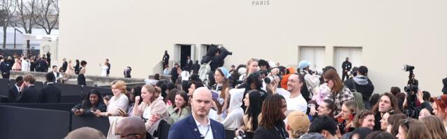 Ispred Givenchy revije u Parizu videli smo autfit o kojem svi pričaju: Torba od 1 dolara uz šešir od 500