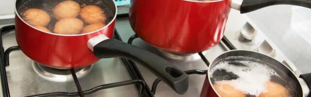 Koliko dugo se kuvaju jaja, a da ne puknu? Dva jednostavna trika garantuju savršen rezultat tokom farbanja