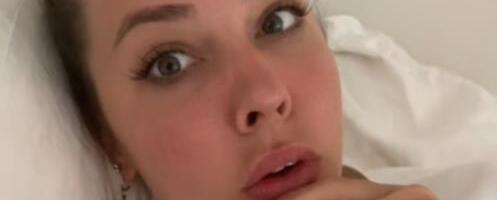 Nakon operacije morala je da putuje avionom sa teškom povredom: Ono što joj jedna žena uradila dovelo je do suza